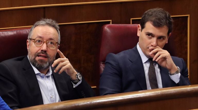 El líder de Ciudadanos, Albert Rivera, y el portavoz de la formación naranja, Juan Carlos Girauta, durante la sesión de control al Gobierno