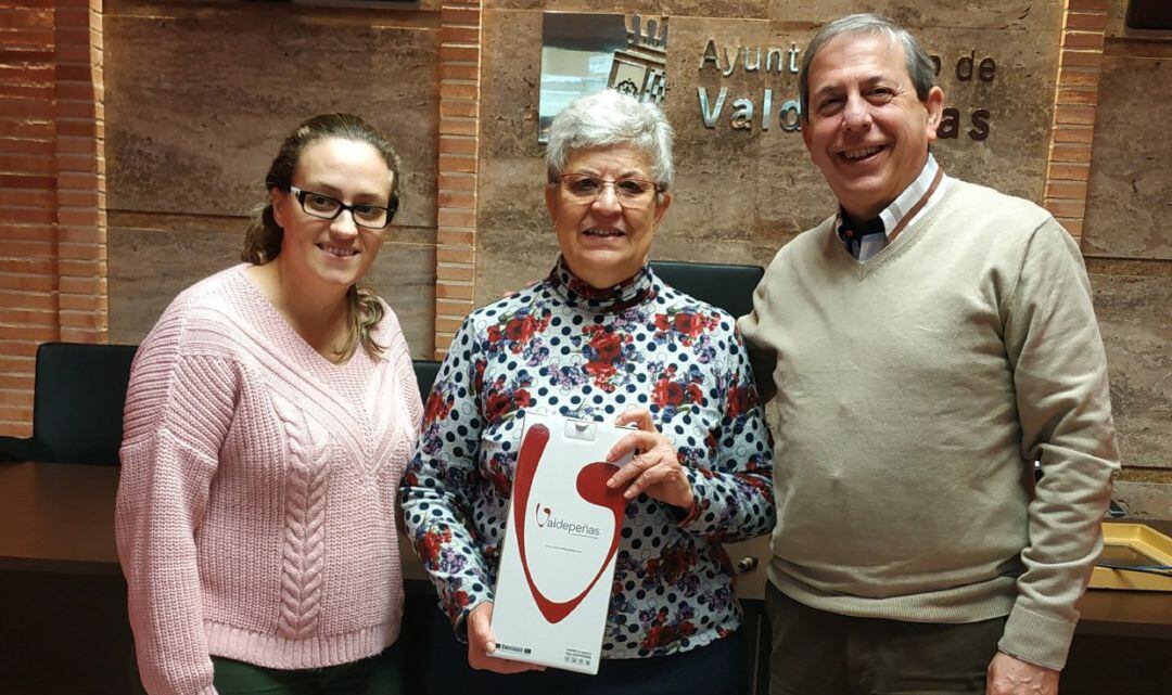 La agraciada con premio &#039;Su peso en vino&#039; en Valdepeñas, María Dolores Guerola