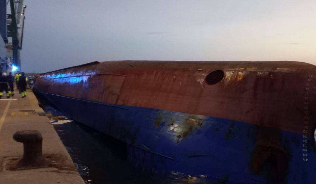Imagen del barco mercante, que volcó en el Puerto de Castellón.