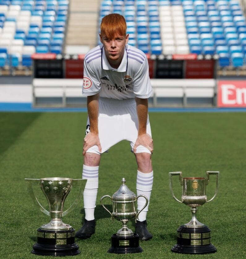 Marc Cucalón posando con títulos logrados en su etapa en el Real Madrid