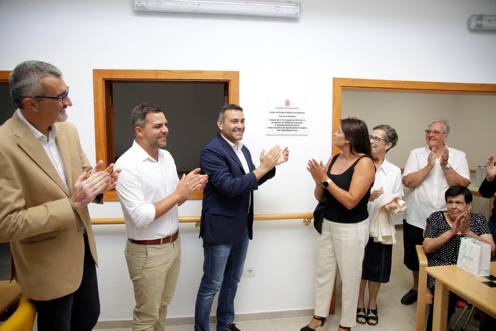 Oswaldo Betancort, presidente del Cabildo de Lanzarote acompañado del vicepresidente Jacobo Medina, el consejero de Bienestar Social, Marciano Acuña y a la alcaldesa de Teguise, Olivia Duque,