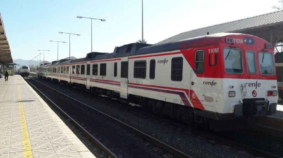 Un tren de cercanías en la estación de El Carmen de Murcia