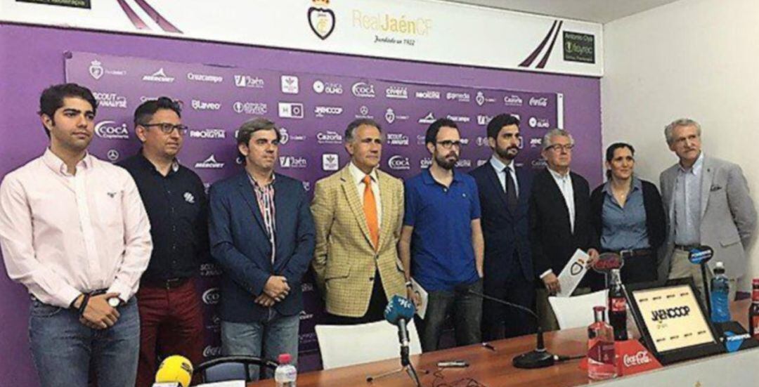 Fotografía de familia del Consejo de Administración de Tomás Membrado, con el ahora edil Manuel Palomares, el primero por la izquierda.