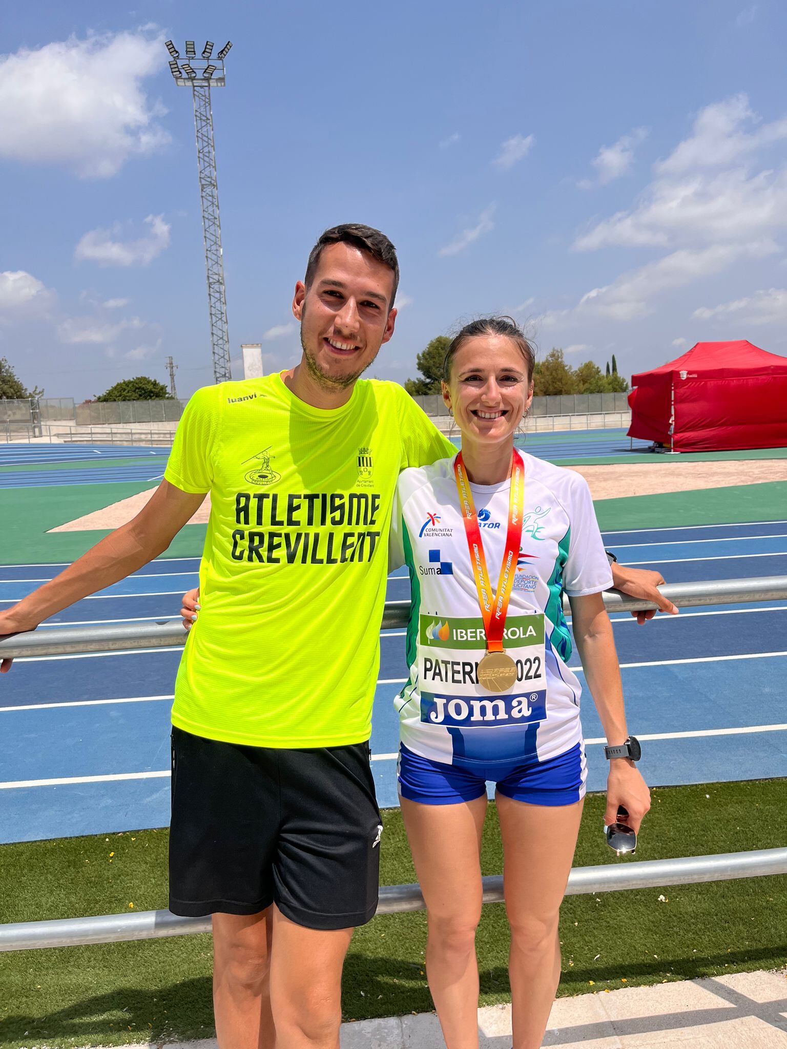 Cristina Juan posa con su medalla de oro junto a su entrenador David Amorós