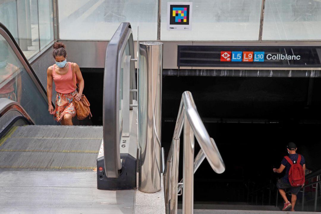 Varias personas salen de la estación de metro de Collbanc, una de las muchas estaciones de L'Hospitalet que comparte trayecto con Barcelona