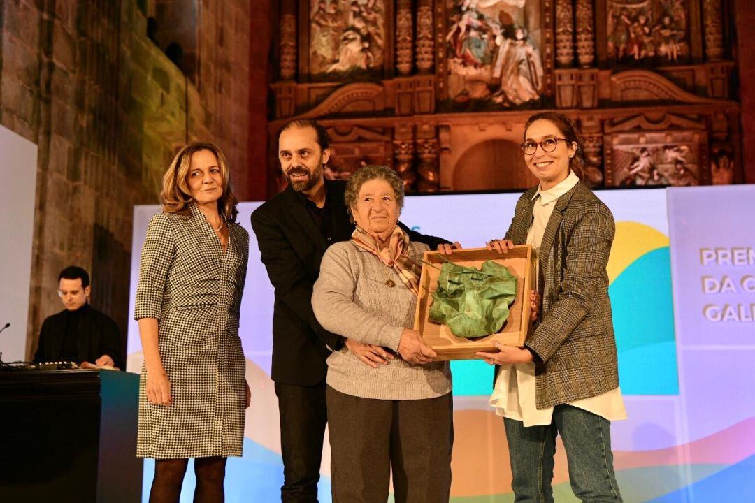 Keka Losada, Alfonso Pato y la Señora Alicia recogiendo el Premio da Cultura Galega