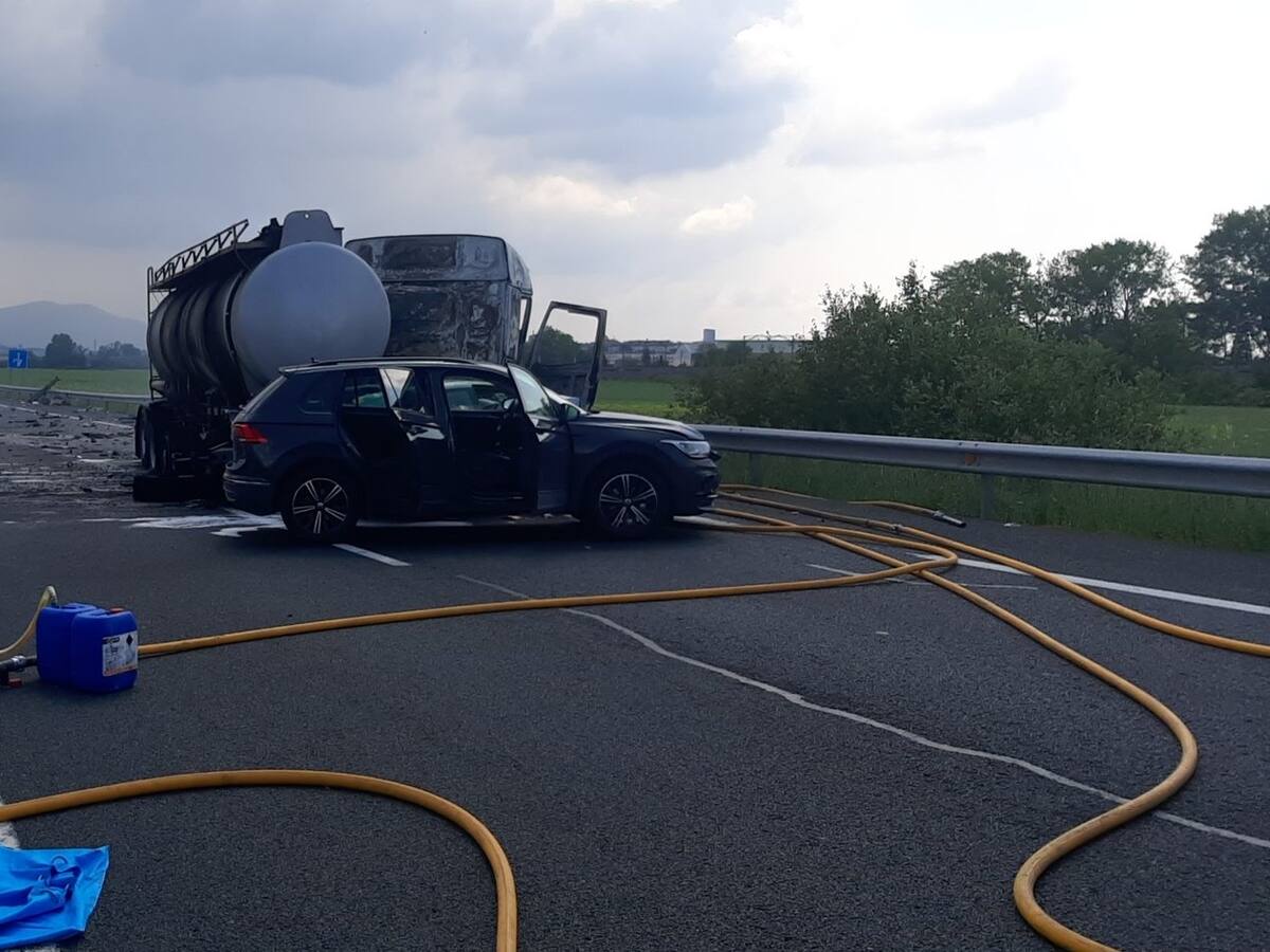 Un fallecido y dos heridos en un accidente entre un camión cisterna y dos vehículos en la A-1 en Agurain