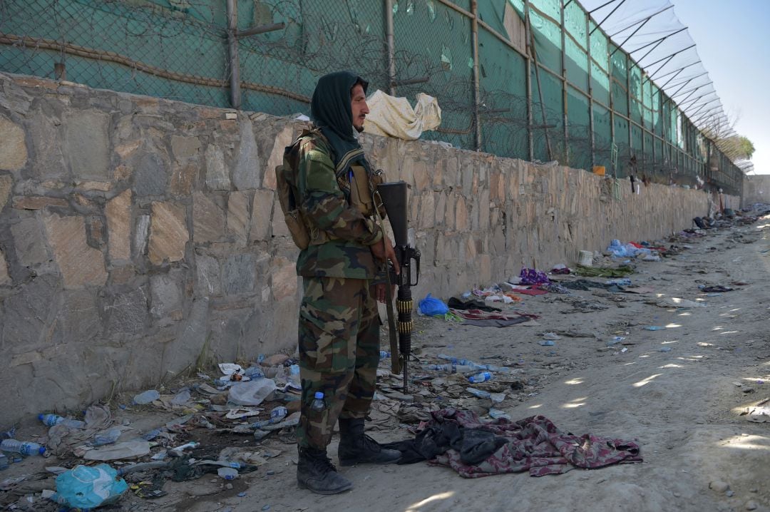 Un soldado talibán en las inmediaciones del aeropuerto de Kabul