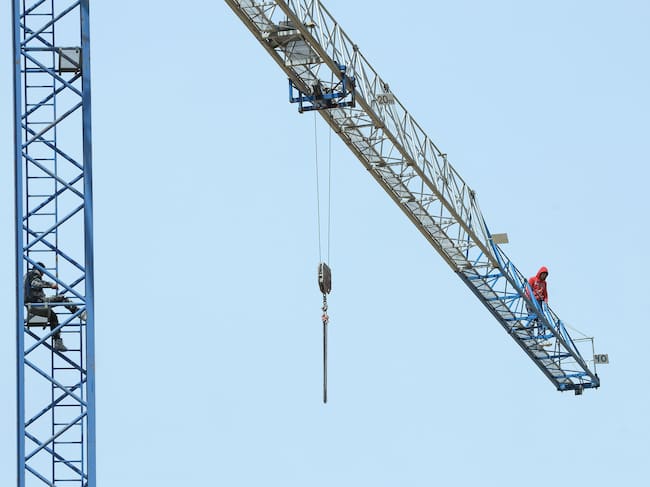 Burgos, 18/04/2026.- Dos trabajadores de la construcción se han encaramado este sábado a una grúa, a unos cuarenta metros del suelo, para exigir el pago de sus salarios, en el barrio Fuentecillas, en el parque de los Ochos de la capital burgalesa. EFE/Santi Otero