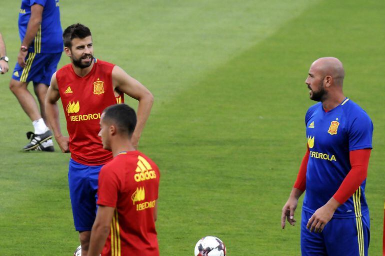 Piqué, junto a Reina y Lucas Vázquez en el entrenamiento de este domingo en el Reino de León