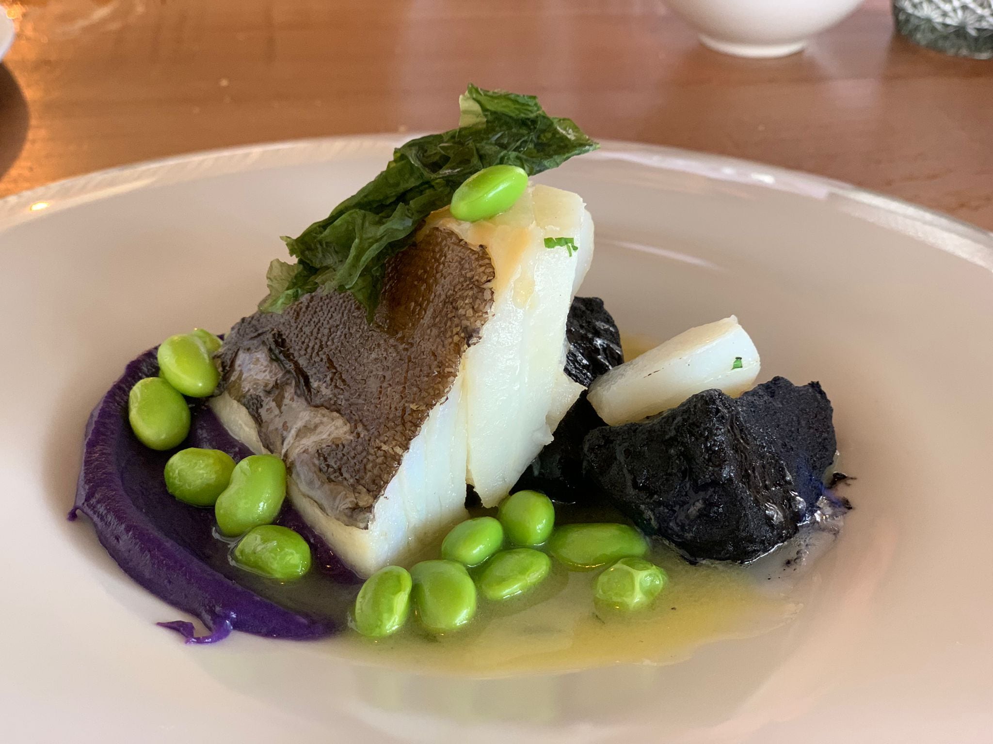 Bacalao ahumado con carbón marino, algas y edamame