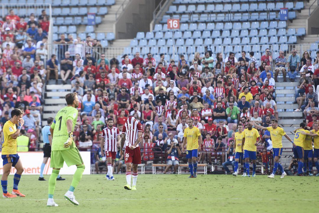 Decepción rojiblanca mientras el Cádiz celebra el 1-2.