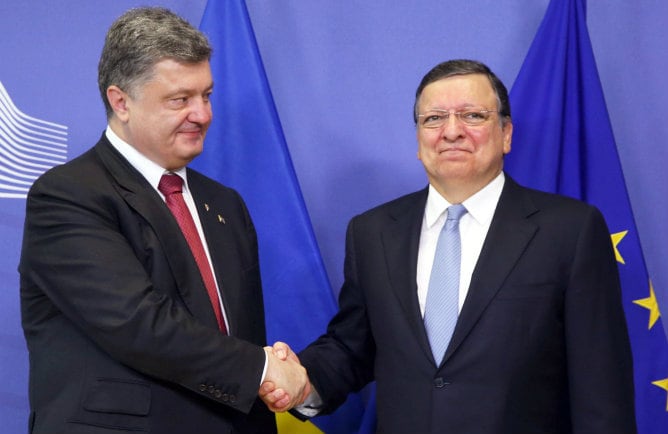 El presidente de Ucrania, Petro Poroshenko, junto al presidente de la Comisión Europea, José Manuel Durao Barroso tras la reunión que han mantenido este sábado