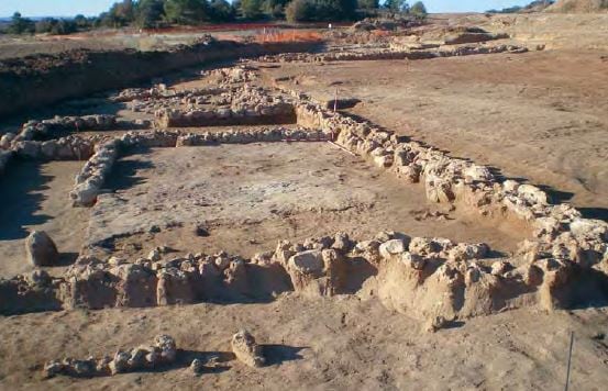 Restos del poblado y de la necrópolis de la Edad de Hierro en el yacimiento de Los Canónigos.