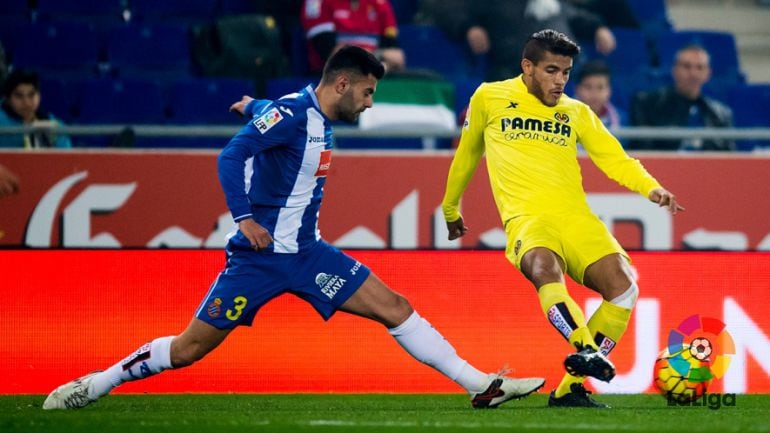 Jonathan Dos Santos lucha por una pelota en Cornellà-El Prat