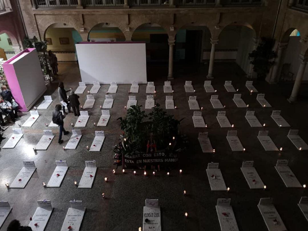 Decenas de láidas recuerdan los crimenes por violencia machista este año en el patio del Ayuntamiento de Cazorla