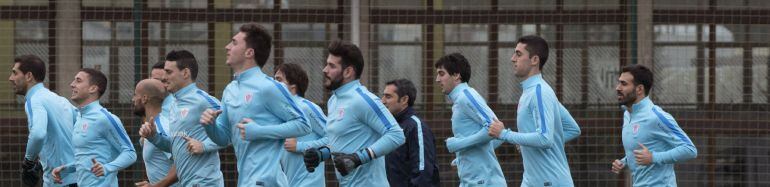 Los jugadores del Athletic de Bilbao durante un entrenamiento en las instalaciones del Athletic Club. EFE Miguel Toña