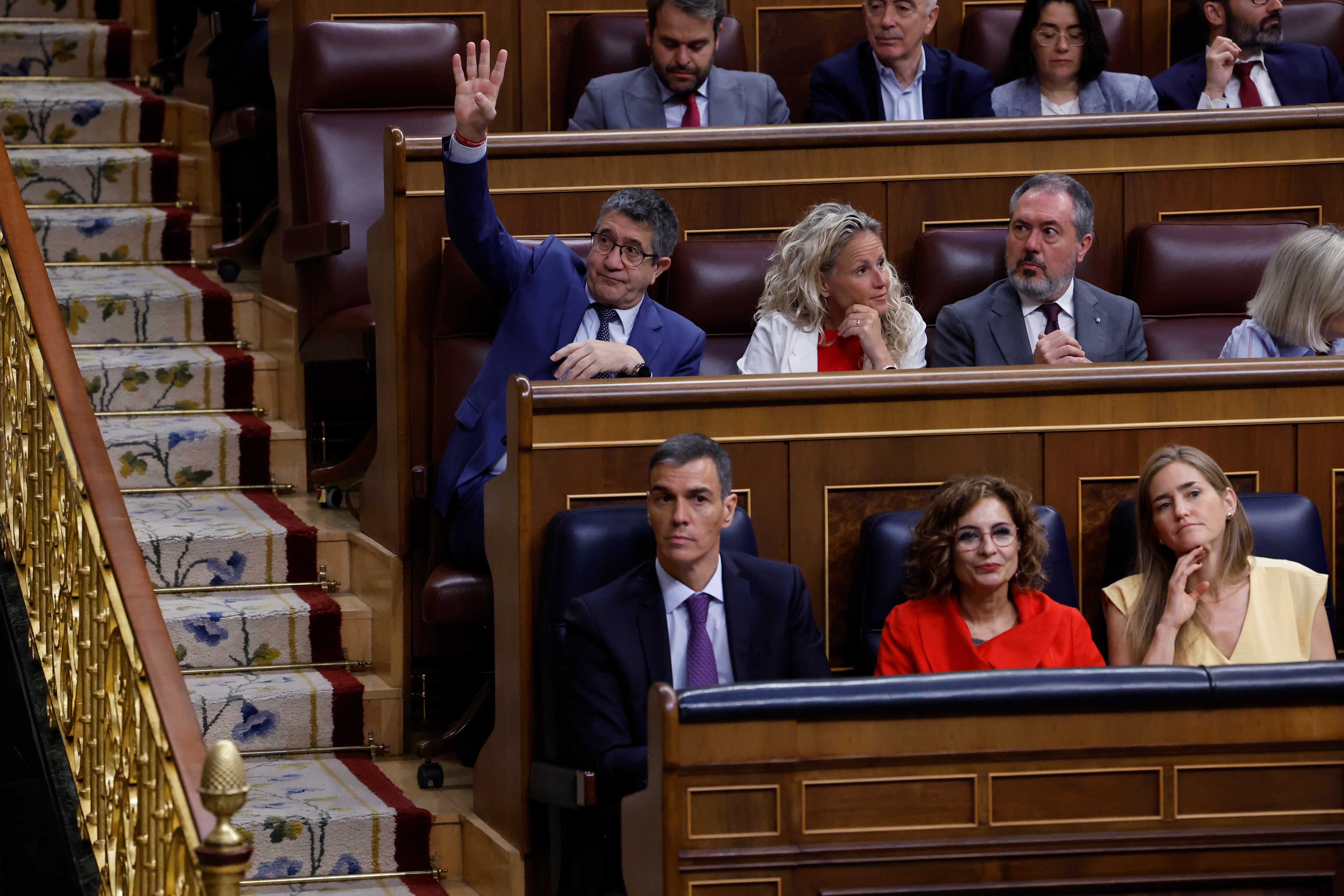 El portavoz del PSOE en el Congreso, Patxi López, pide la palabra durante el pleno del Congreso de los Diputados este miércoles. EFE/ Javier Lizón