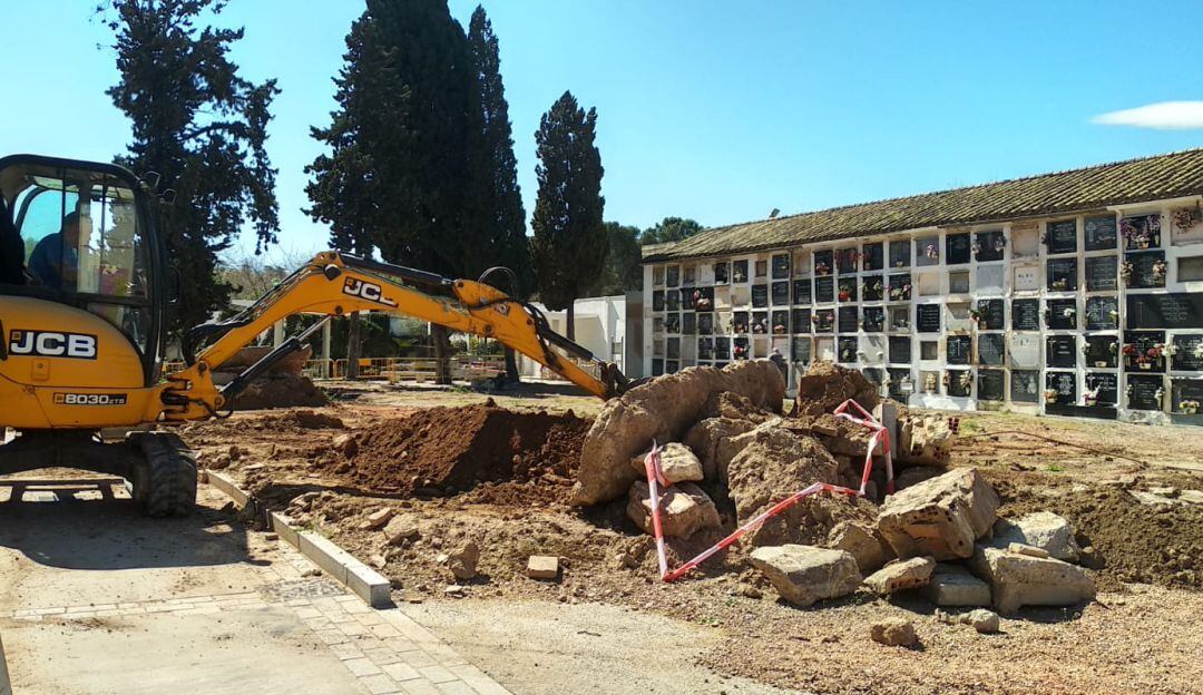 Máquina restableciendo la superficie de las fosas