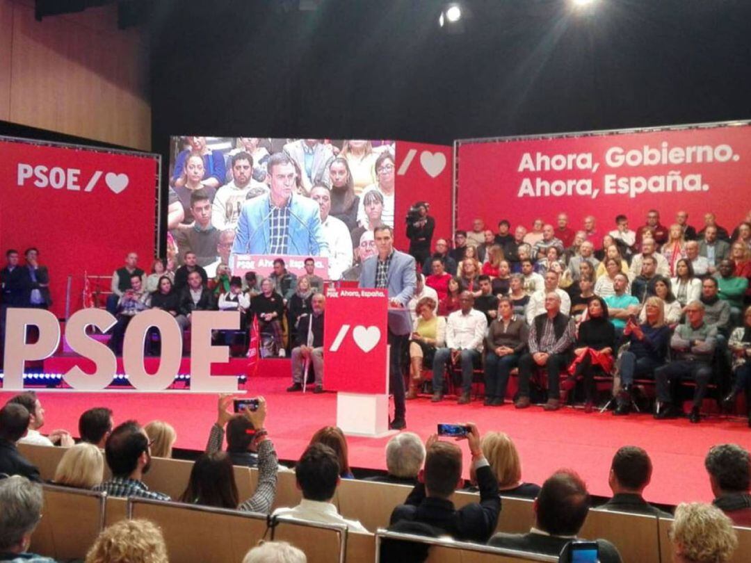 Pedro Sánchez durante el mitin de campaña de las elecciones del 10-N en el Teatro Ramos Carrión de la capital