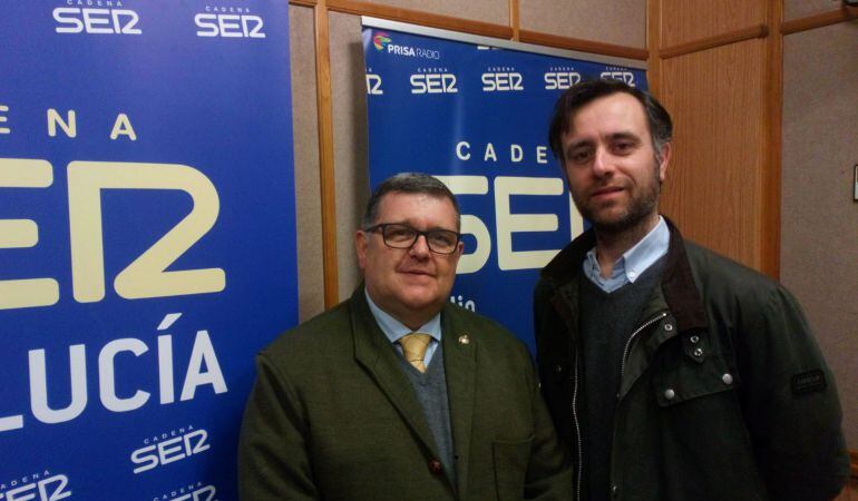 El hermano mayor del Cachorro, Marco Antonio Talavera -a la izquierda- y el artista José María Leal han estado este martes en el programa Cruz de Guía