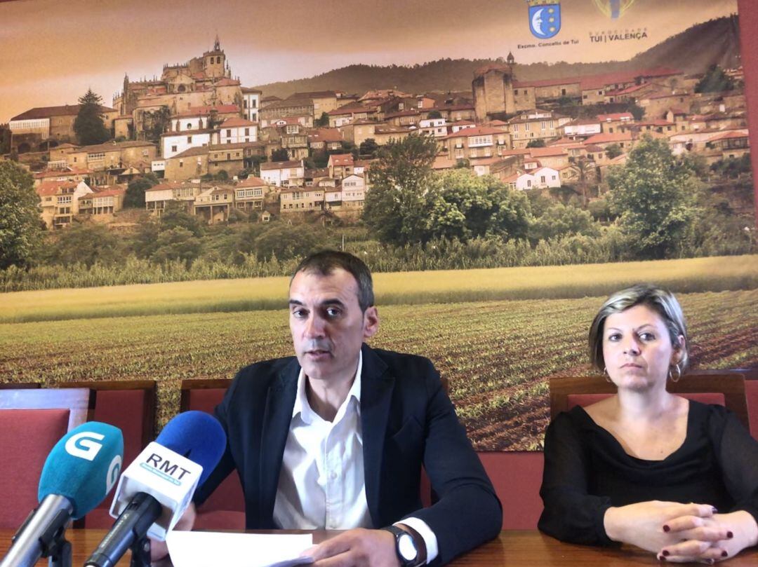 Enrique Cabaleiro, alcalde de Tui, y Yolanda Rodríguez, concejala de Urbanismo, durante una rueda de prensa. 