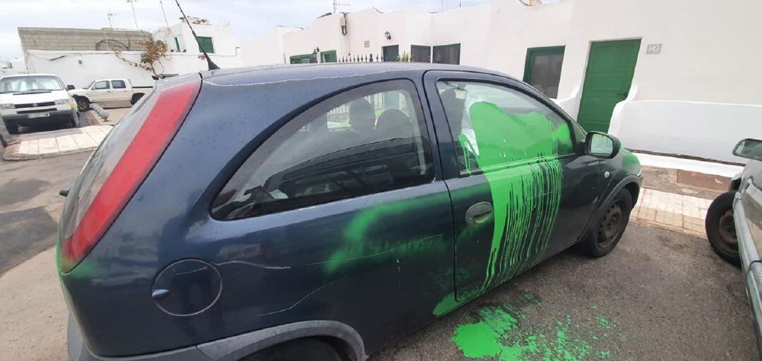 Así quedó el coche con la pintura verde.