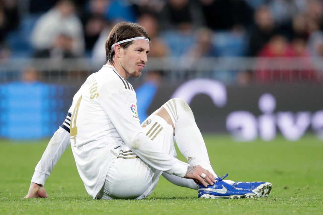 Ramos se duele del tobillo en una acción del partido