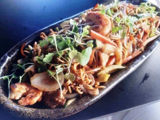 Wok de fideos japoneses con gambones y verduras