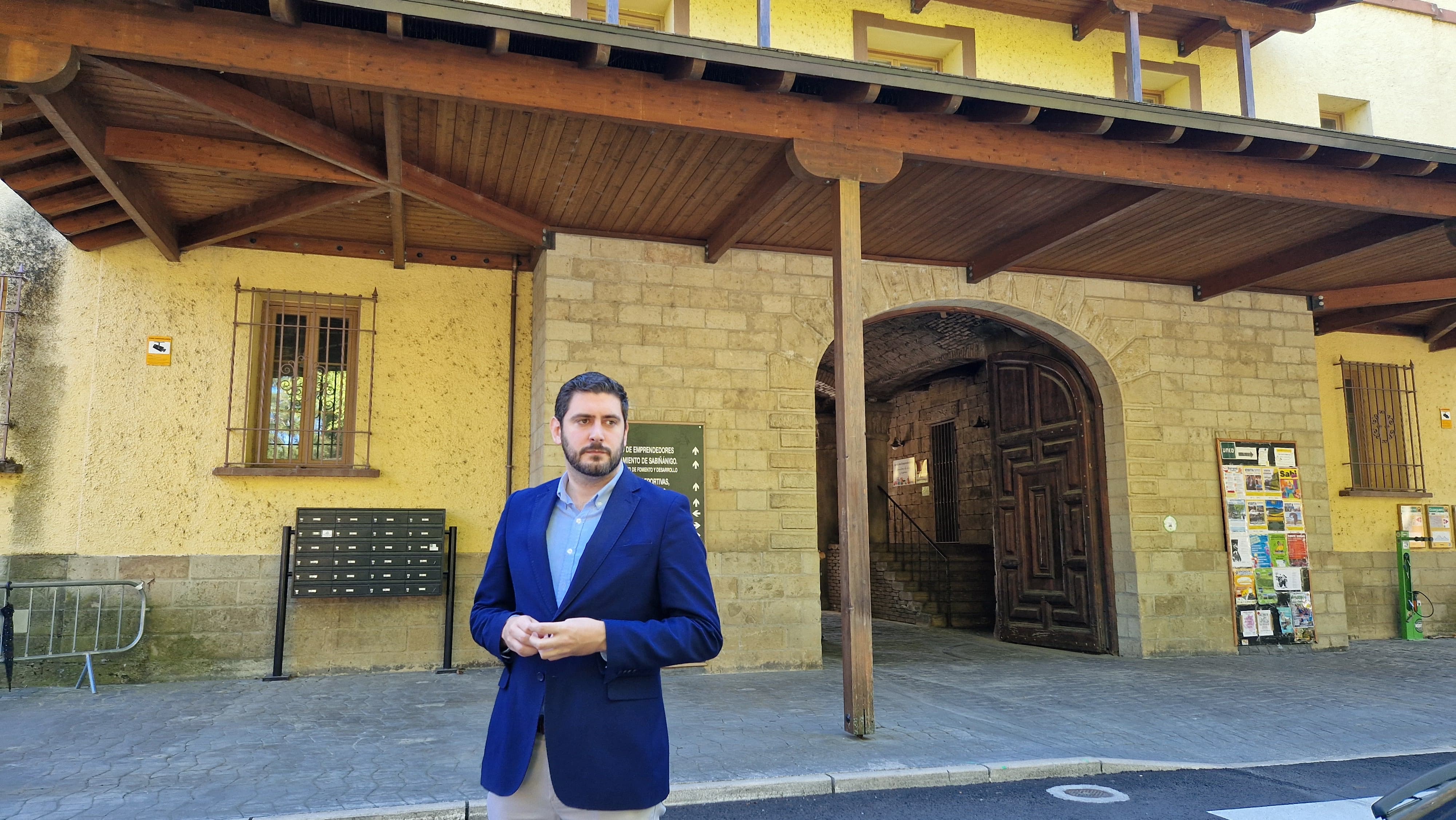 El vicepresidente primero del Gobierno de Aragón y vocal del Comité Ejecutivo Nacional de VOX, Alejandro Nolasco, visitaba este jueves el albergue de Pirenarium