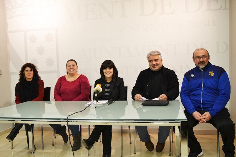 La concejala de Deportes de Dénia, Marian Tamarit rodeada de gente del Consell d'Esports.