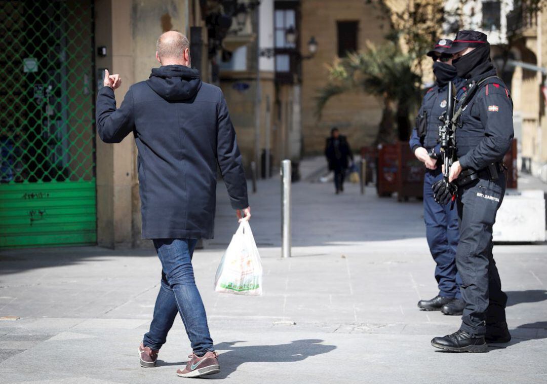 En total, los efectivos policiales han interpuesto desde el inicio en marzo del estado de alarma un total de 29.028 denuncias, han llevado a cabo 135.582 identificaciones, practicado 459 detenciones e interceptado 186.667 vehículos en las carreteras vascas