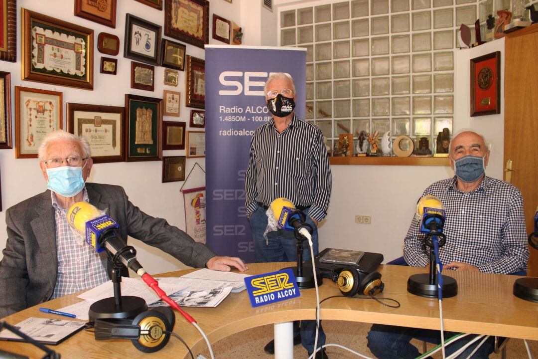 Antonio Castelló, Paco Aznar y Miguel Jover, en el estudio central de Radio Alcoy