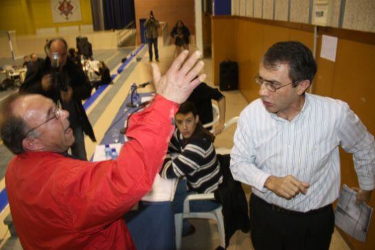 Un impositor afectat pel bloqueig de comptes de la secció de crèdit s'enfronta amb l'exgerent de la Cooperativa, Daniel Ferré, a la dreta.