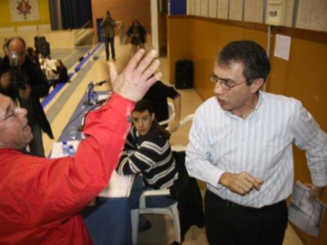 Un impositor afectat pel bloqueig de comptes de la secció de crèdit s'enfronta amb l'exgerent de la Cooperativa, Daniel Ferré, a la dreta.