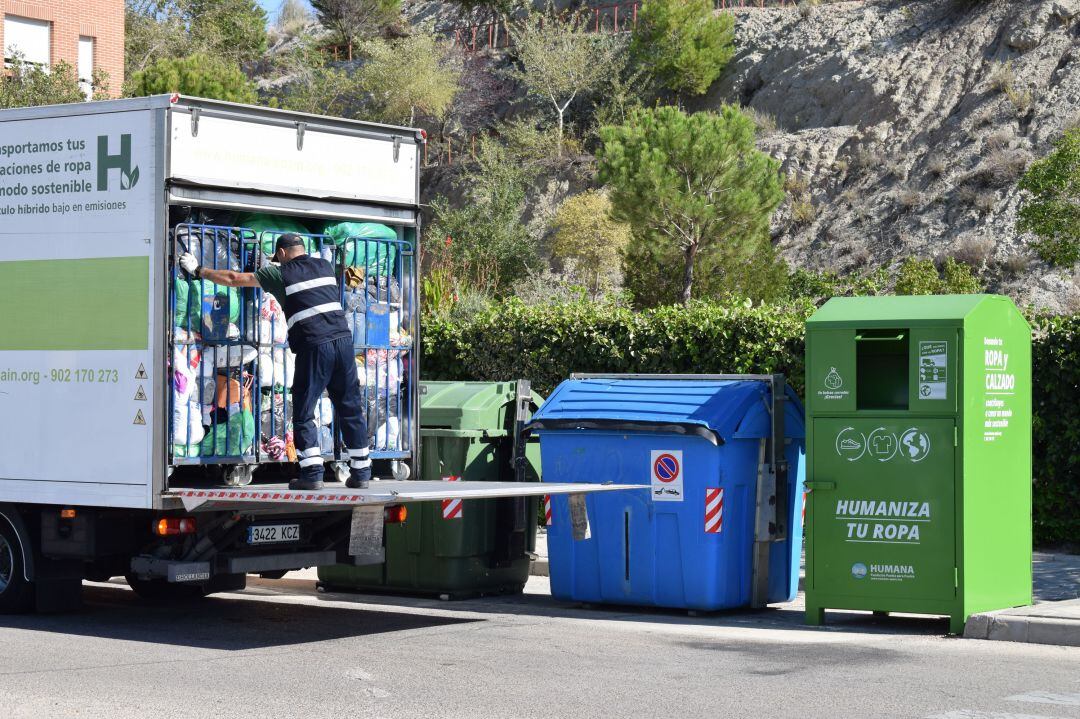 Contenedores verde para el reciclaje de ropa