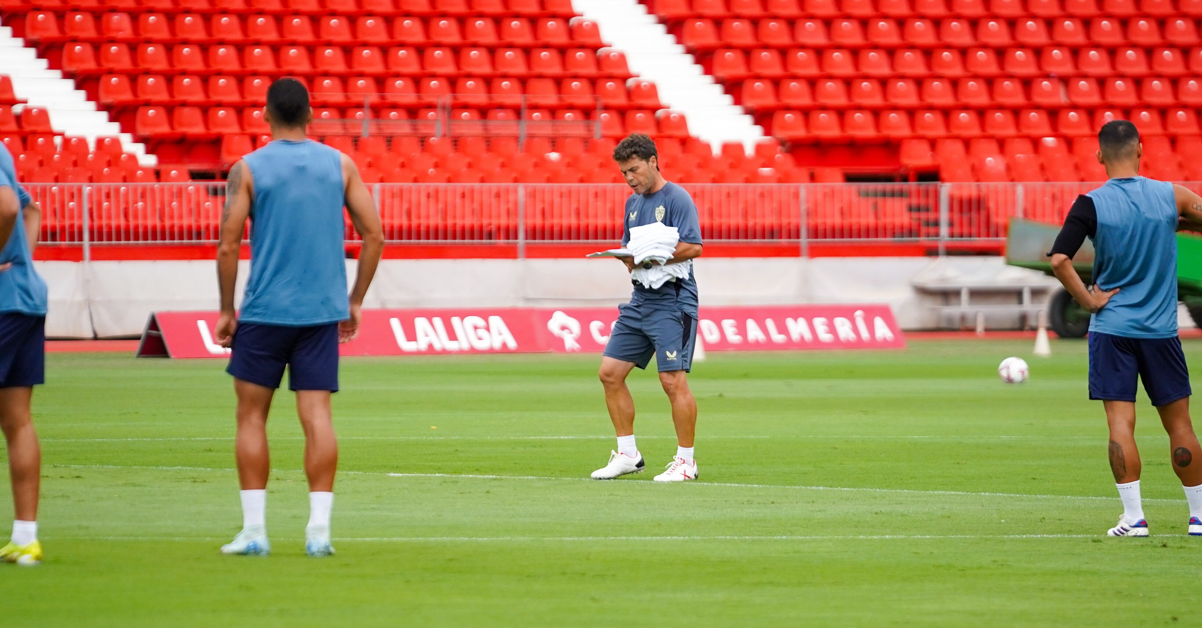 Rubi observa sus apuntes en la hierba del Estadio de los Juegos Mediterráneos.