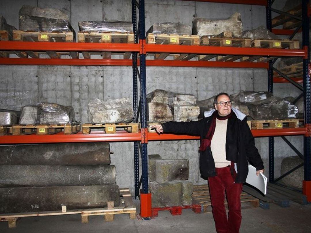 El Concejal Christoph Strieder en la nave municipal donde se almacenan los restos arqueológicos