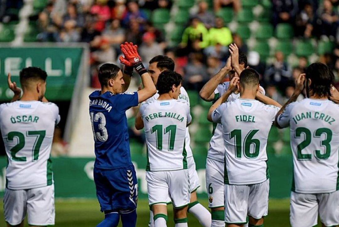 Los jugadores del Elche saludan a la afición en un partido esta temporada