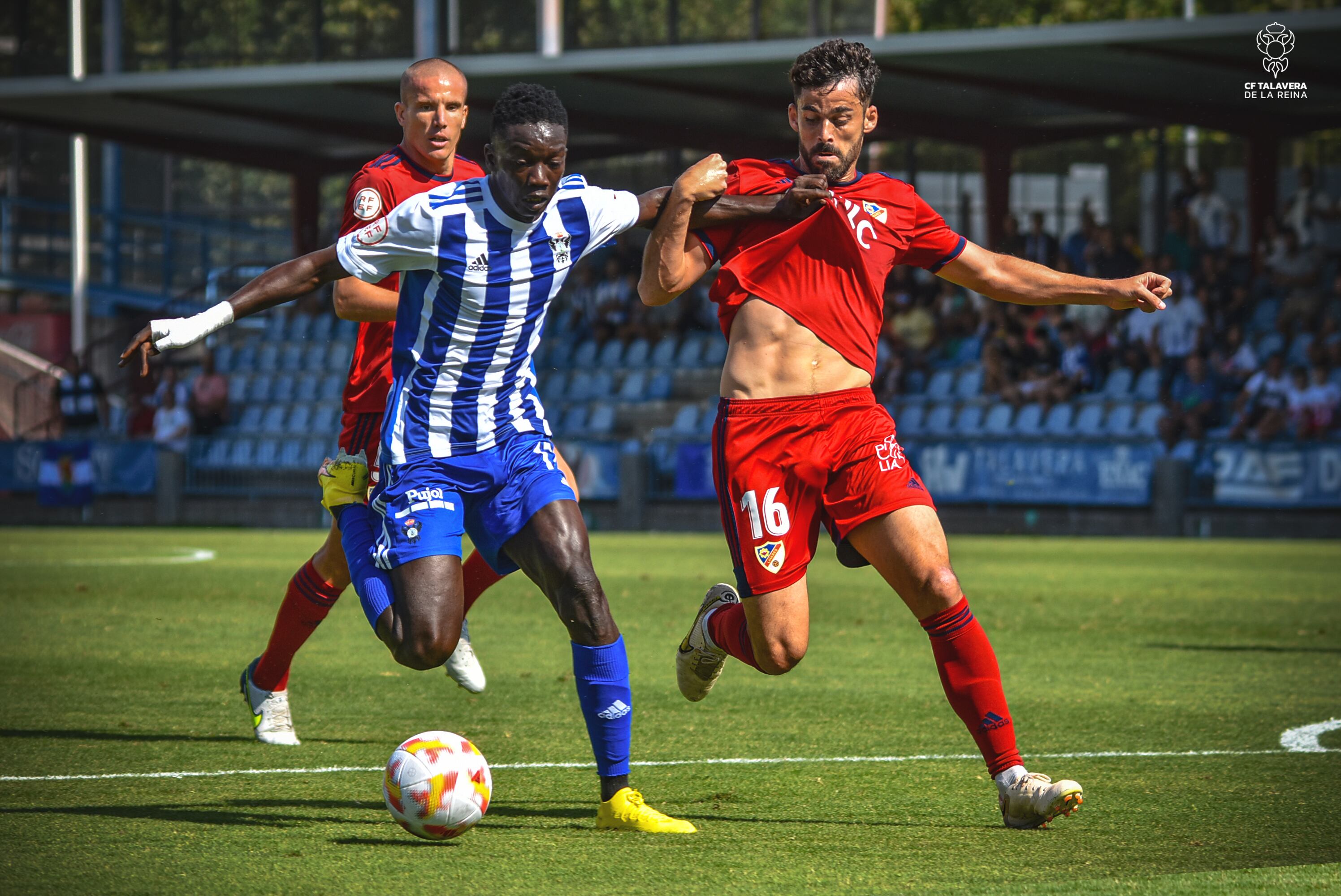 Caro intenta frenar al delantero del CF Talavera, Souleyman.