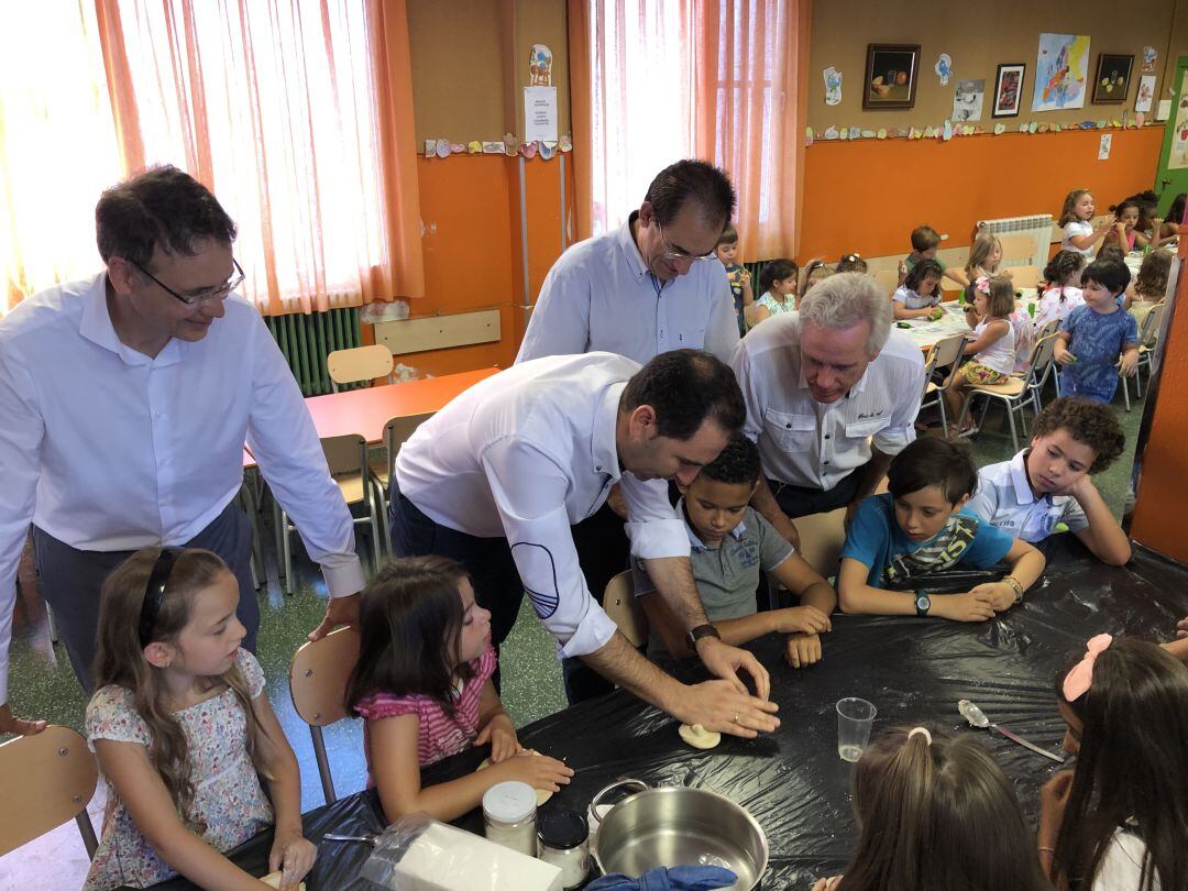 De izqda a dcha: Eduardo García, gerente territorial de Servicios Sociales, el alcalde de Palencia, Mario SImón; Sabino Herrero, gerente territorial de Educación y el delegado territorial de la Junta en Palencia, Luis Domingo González