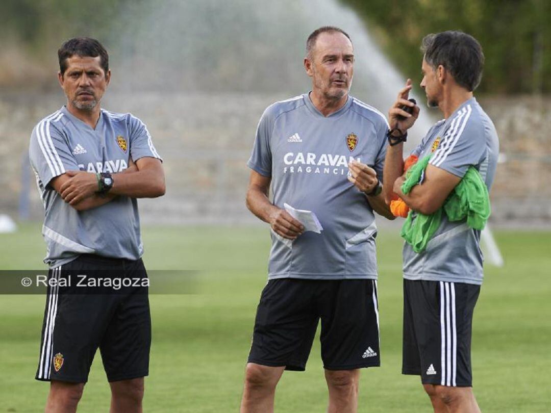 Víctor Fernández junto a sus ayudantes