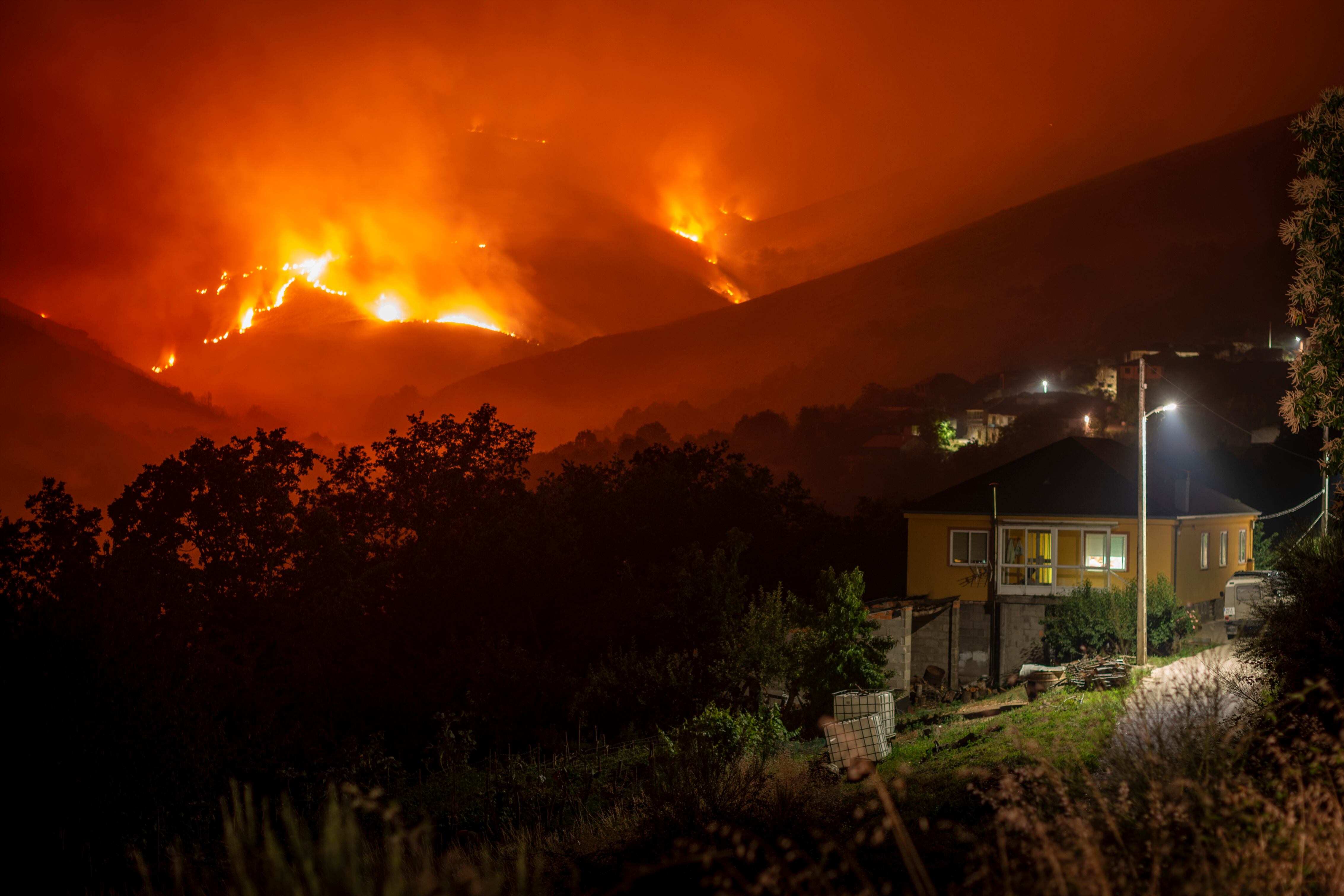 Las llamas avanzando hacia el pueblo de Candeda (Carballeda de Valdeorras) el pasado julio