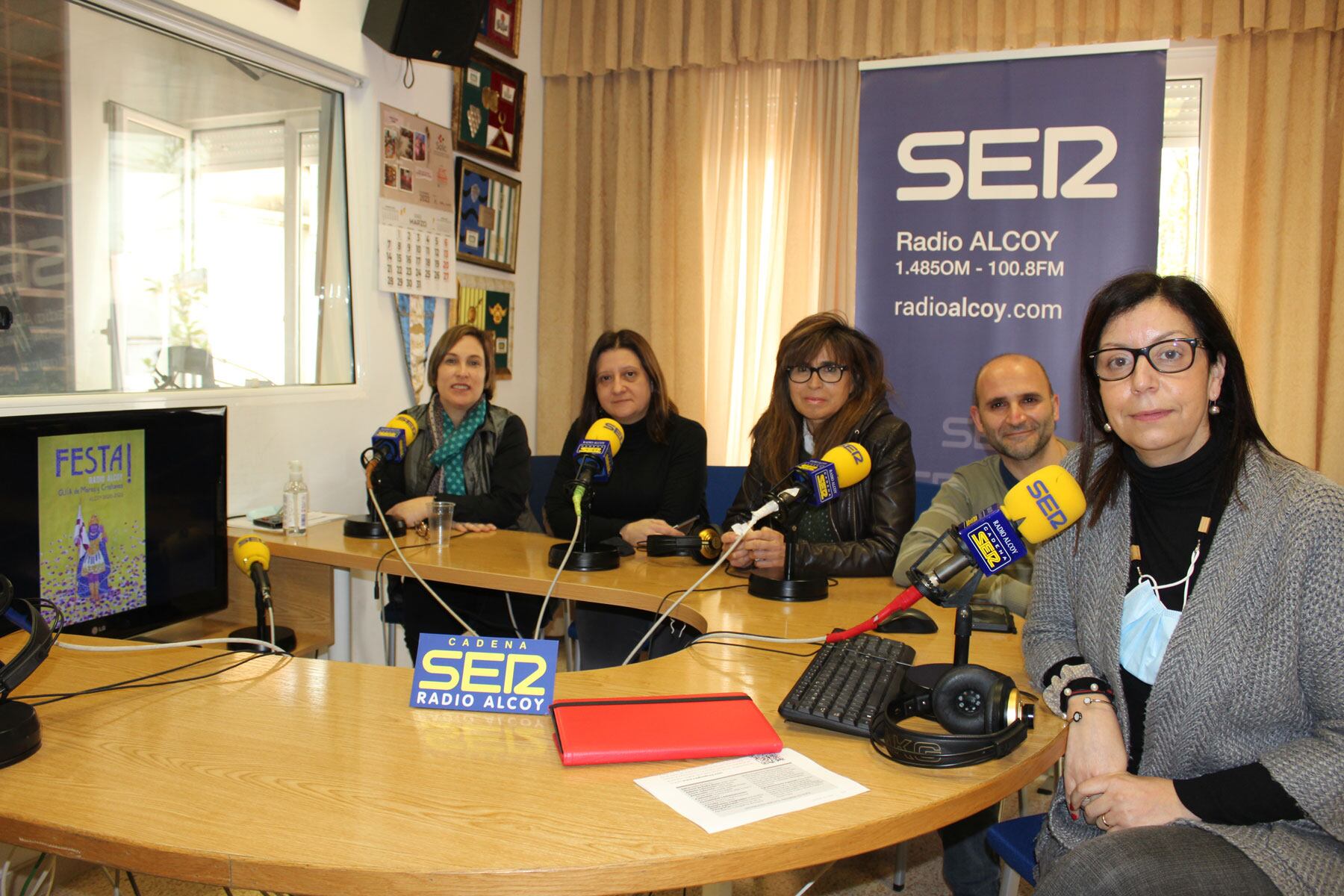 María Pascual, Cristina Navarro, Vicen Ferre, Carlos Carbonell y Lucía Gadea tras el programa especial en &#039;Hoy por hoy Alcoy&#039; para presentar Festa! 2020-2022.