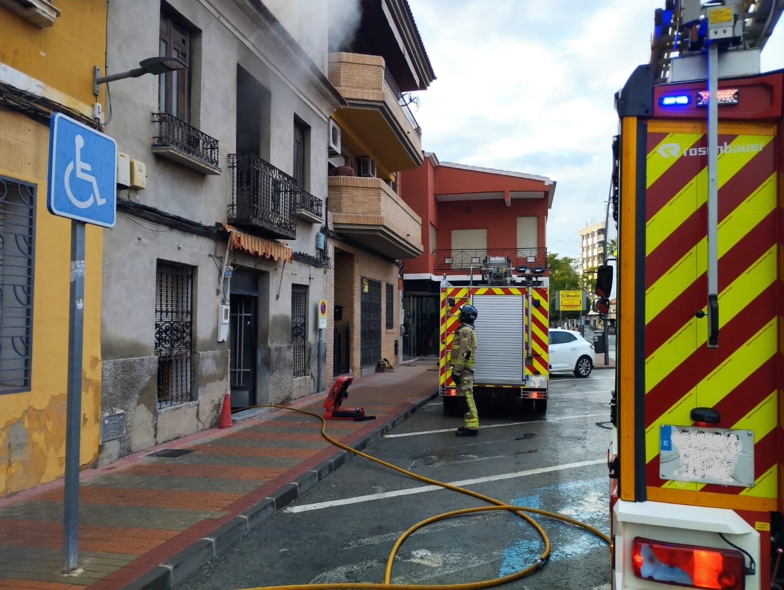 Los bomberos del CEIS extinguen el incendio de una vivienda en Las Torres de Cotillas