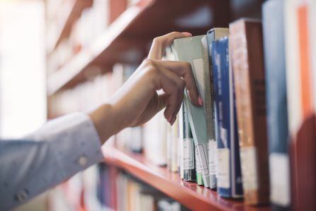 Una persona en una biblioteca