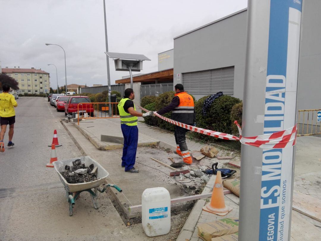 Trabajos de mejora de una de las paradas de autobús del transporte urbano de Segovia