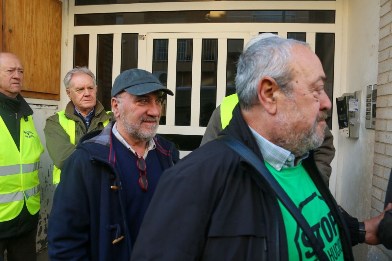 En primer plano y de perfil, Paco Morote, portavoz de la PAH, al que le sigue en la imagen José Luis Álvarez-Castellanos, coordinador de IU-Verdes en la Región de Murcia.