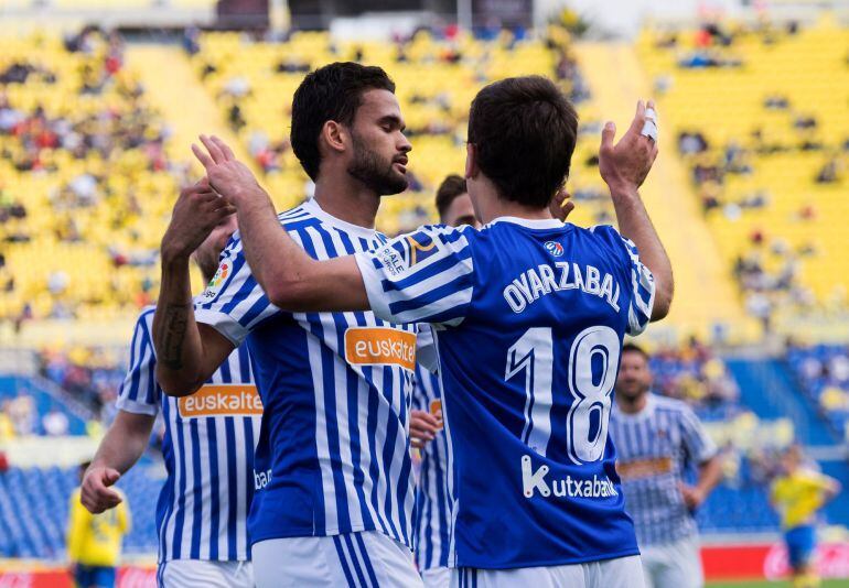 El delantero de la Real Sociedad, Mikel Oyarzabal celebra el primer gol marcado a Las Palmas con el delantero brasileño Willian José durante el encuentro correspondiente a la jornada 32 de LaLiga que disputan esta tarde en el Estadio de Gran Canaria.