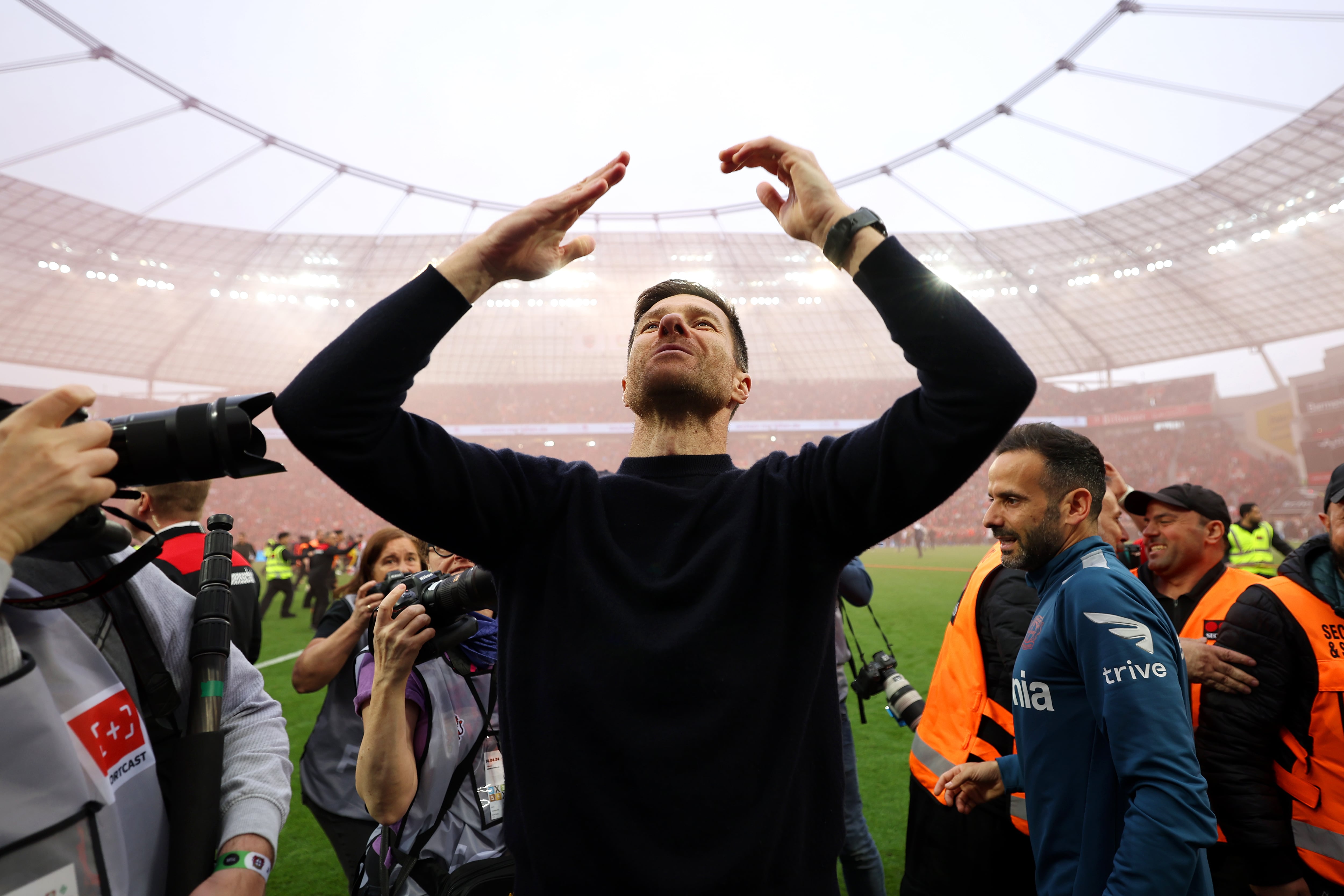 Xabi Alonso festeja el título de Bundesliga del Bayer Leverkusen en el terreno de juego